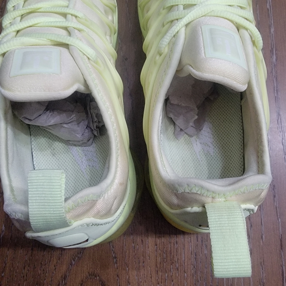 Nike air vapormax, used, no box, like new, 5 men/6.5 women, barely volt - Picture 8 of 10